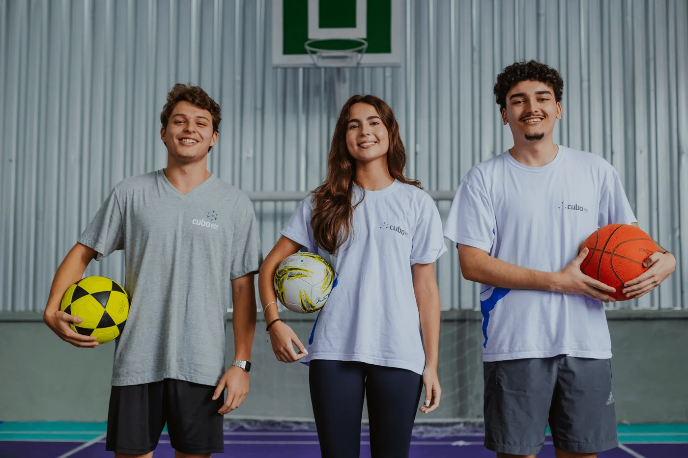 Alunos do Cubo Global School com materiais esportivos