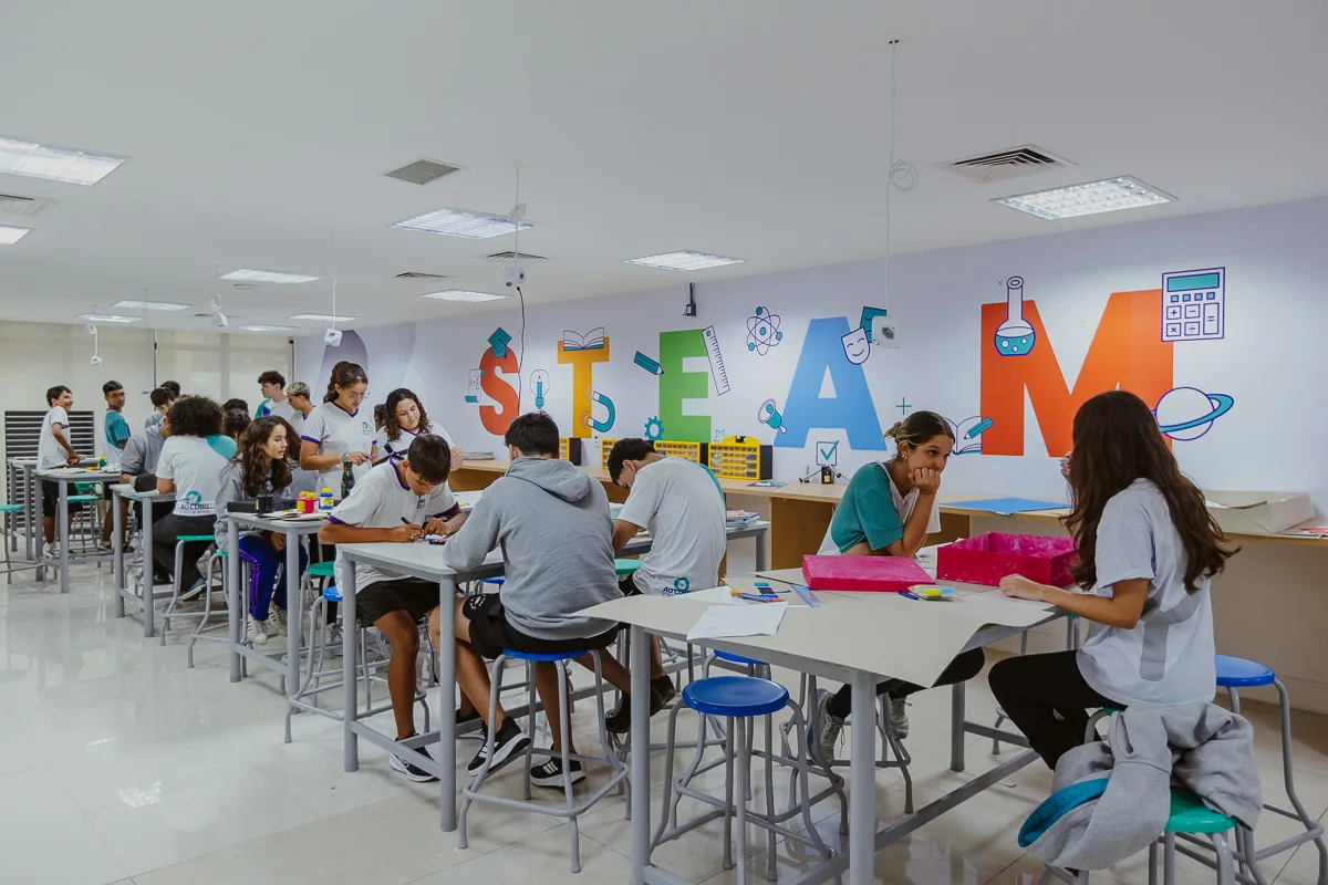 Sala STEAM do Cubo Global School