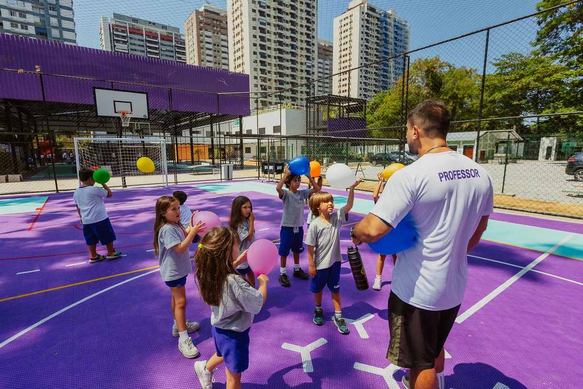 Alunos do Cubo Global School em atividade esportiva