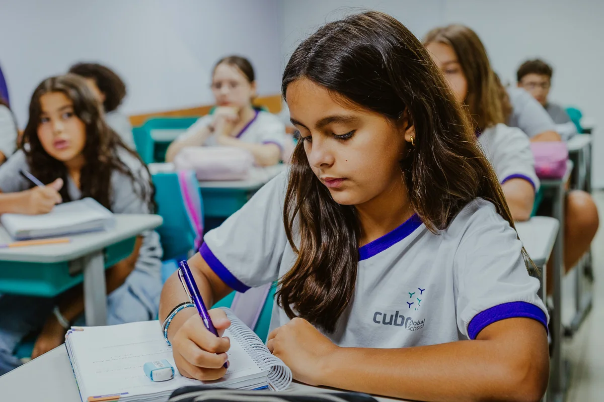 Aluna do Cubo Global School em atividade acadêmica