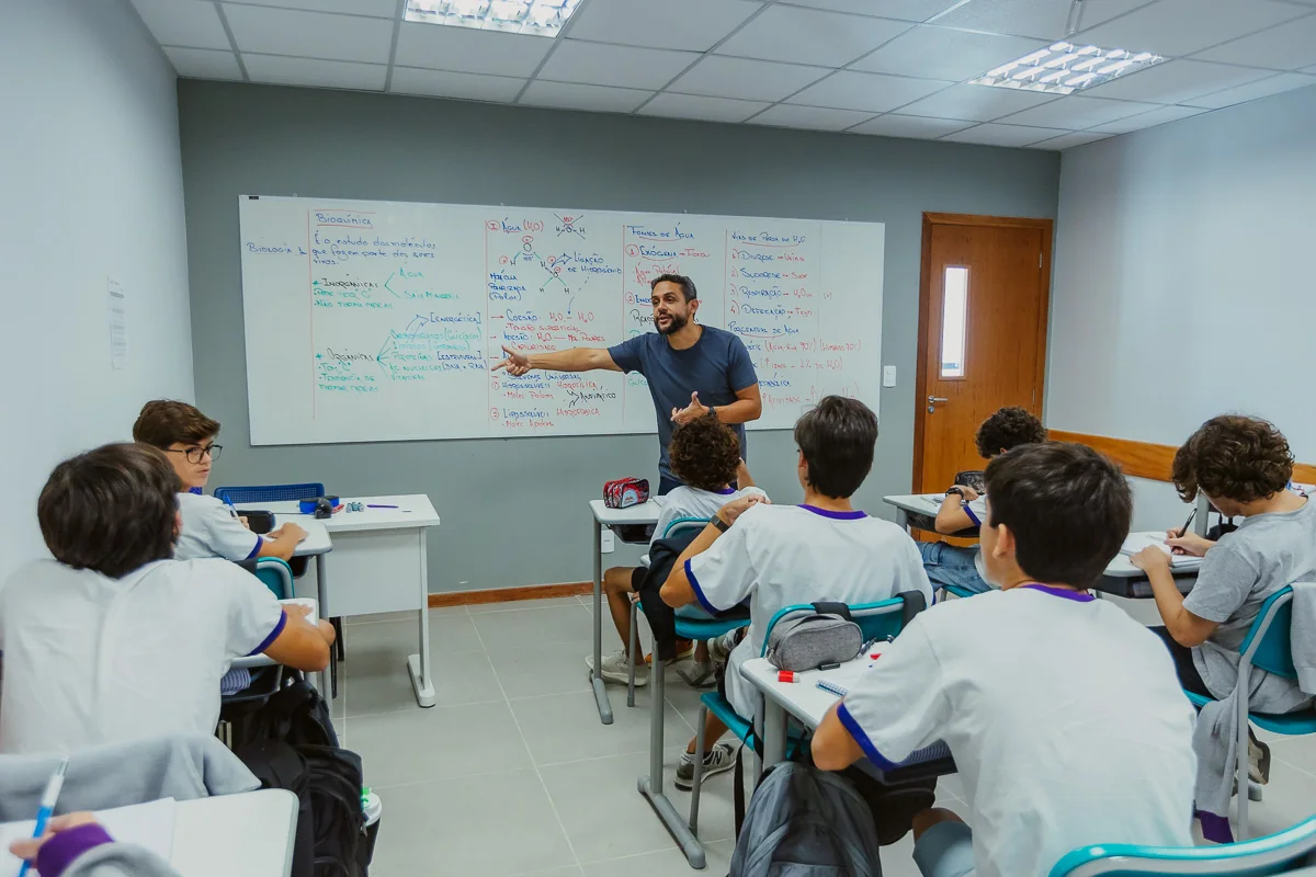Professora conduzindo uma atividade em sala no Cubo Global School
