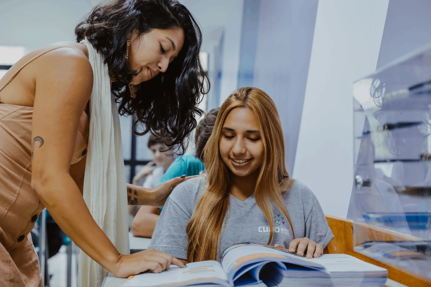 Estudante do Cubo Global School recebendo orientação acadêmica